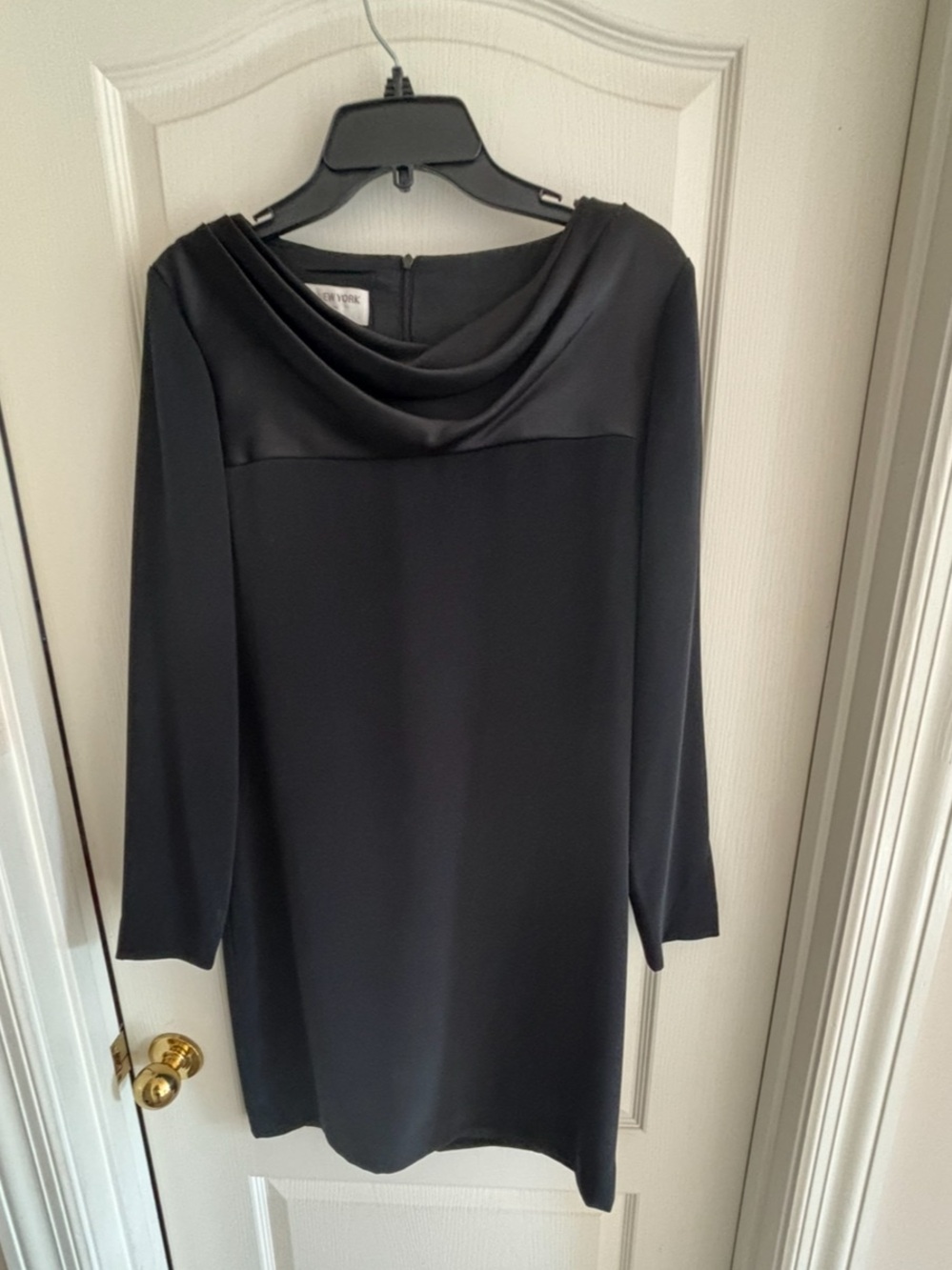 Elegant Black Long-Sleeve Shift Dress